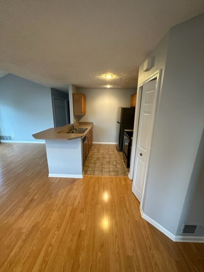 Foto del edificio - 2BR / 2BA Condo with Stunning Lake Views –...