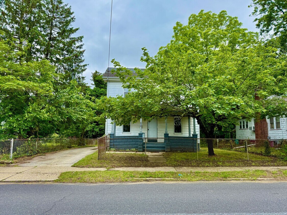 Foto principal - Spacious Detached 3 Bedroom Home FOR RENT ...