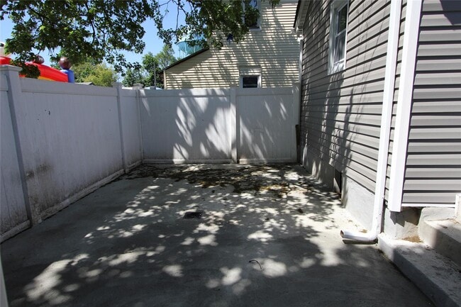 Building Photo - 12 Elm Ave