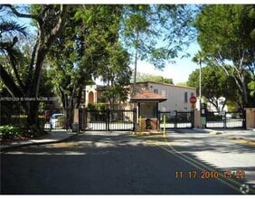Building Photo - 10794 N Kendall Dr