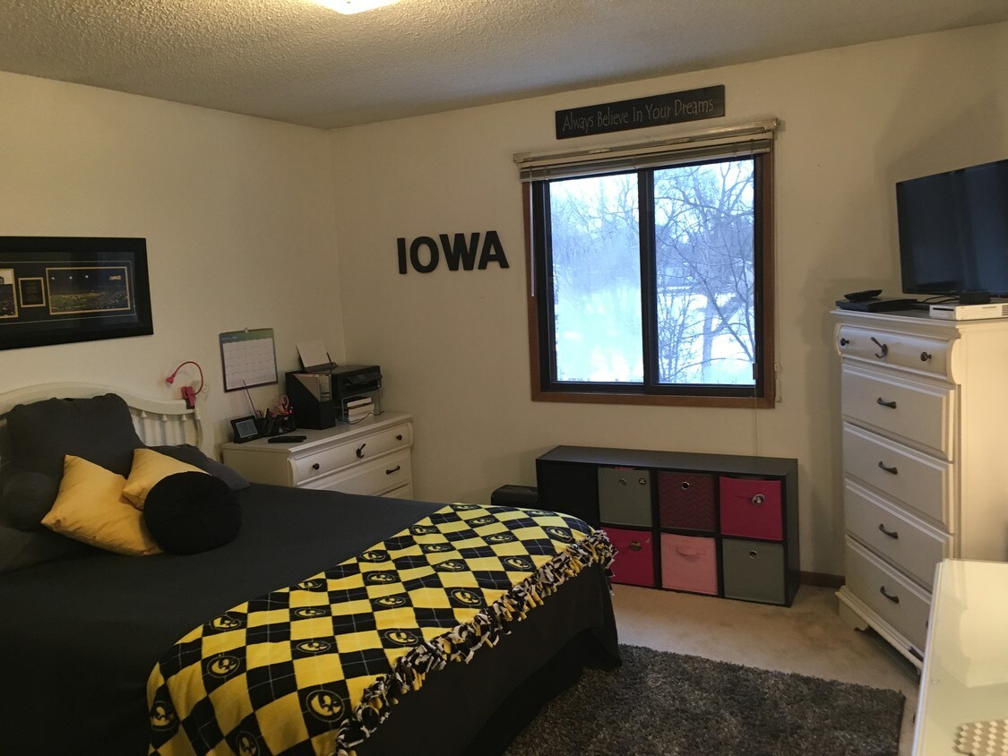 Spacious Bedrooms - 1064 Newton Rd