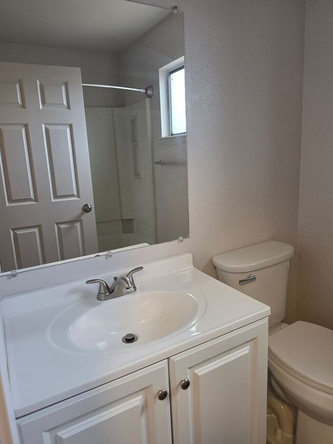 Building Photo - Clean upstairs 2 bedr.1 bath condo