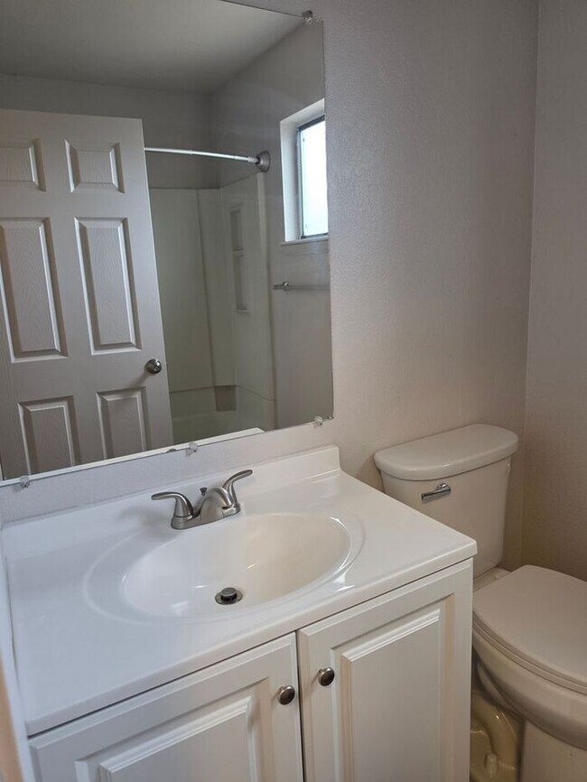 Foto del edificio - Clean upstairs 2 bedr.1 bath condo