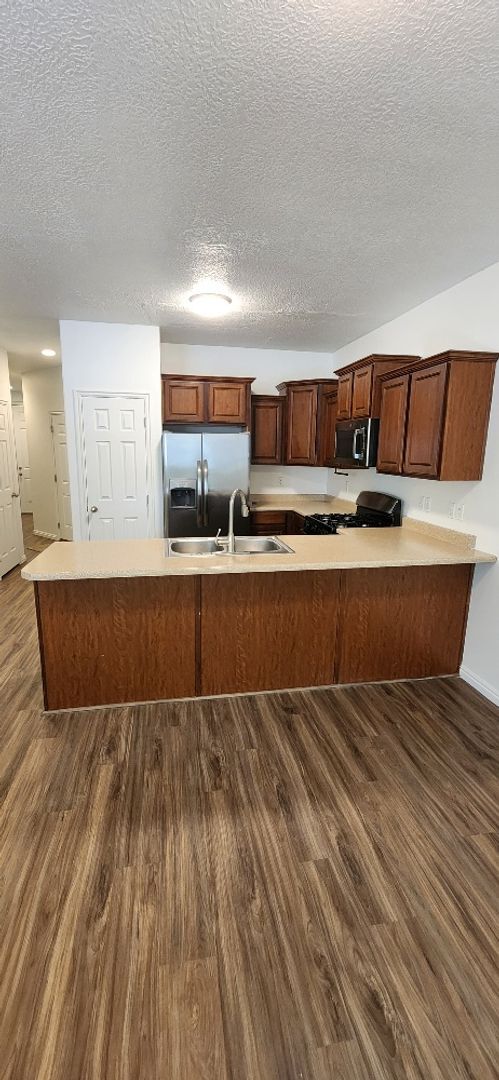 Foto del edificio - Beautiful 3 Bedroom Townhome in Pleasant G...