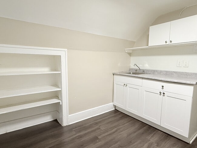 Building Photo - 1073 Albert Rd