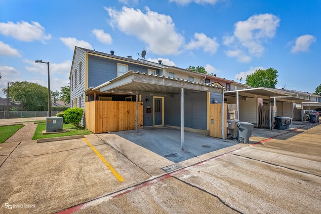 Building Photo - 10142 Carlsbad Dr