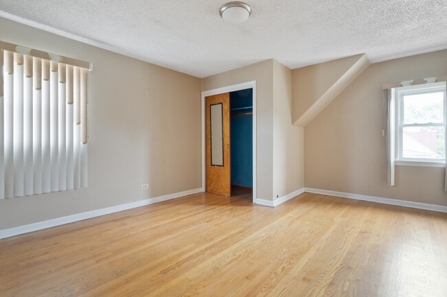 Building Photo - 2102 N Nagle Ave