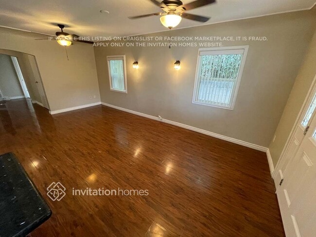 Building Photo - 260 E Plenty St