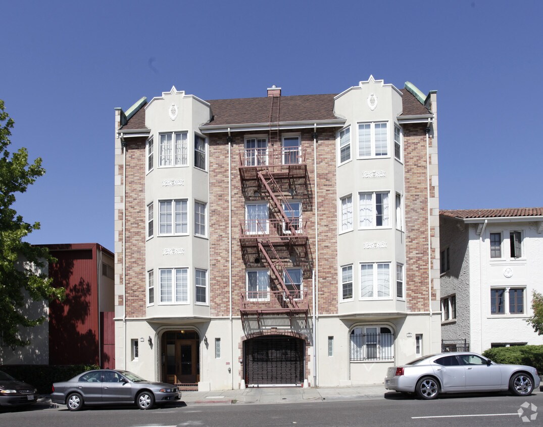 Primary Photo - Shoreline Apartments
