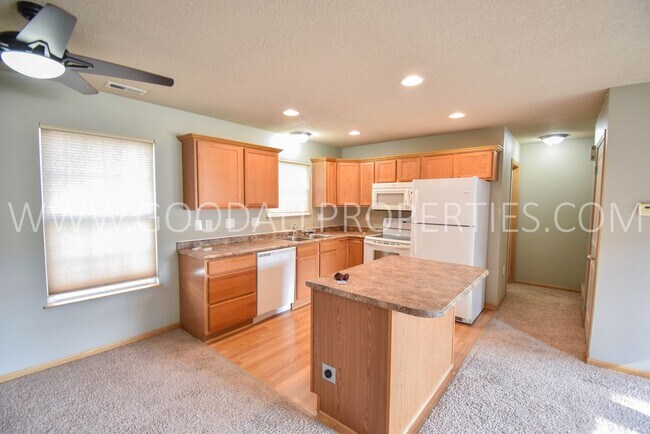 Building Photo - 2 Bedroom, 2 Bath Townhome in Pleasant Hill