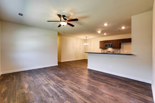Building Photo - AVAILABLE NOW! GORGEOUS 4 BEDROOM DUPLEX L...