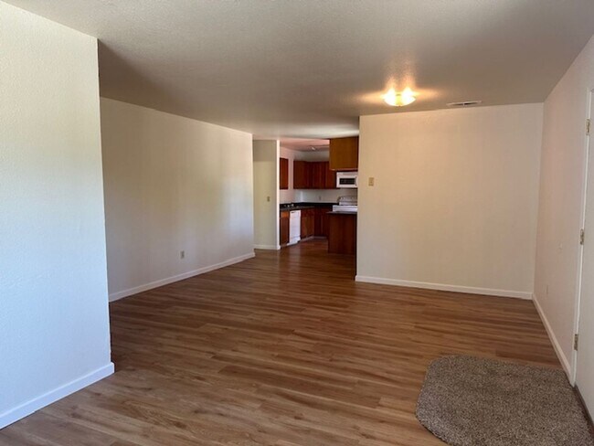 Foto del edificio - 3 Bedroom with an office, 2 full Bath suit...