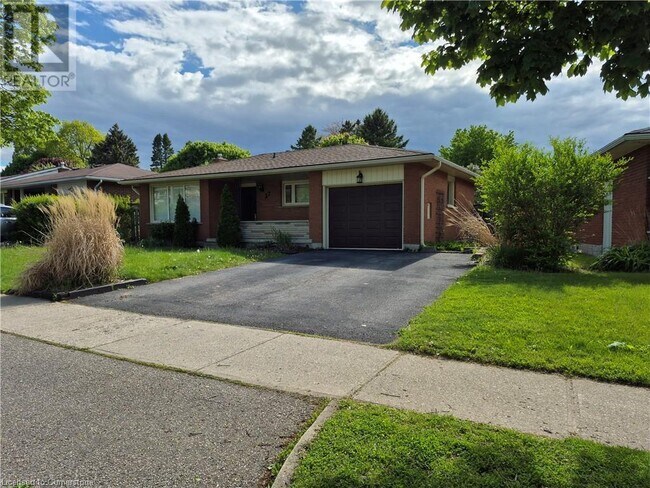 Building Photo - 37 Montcalm Dr