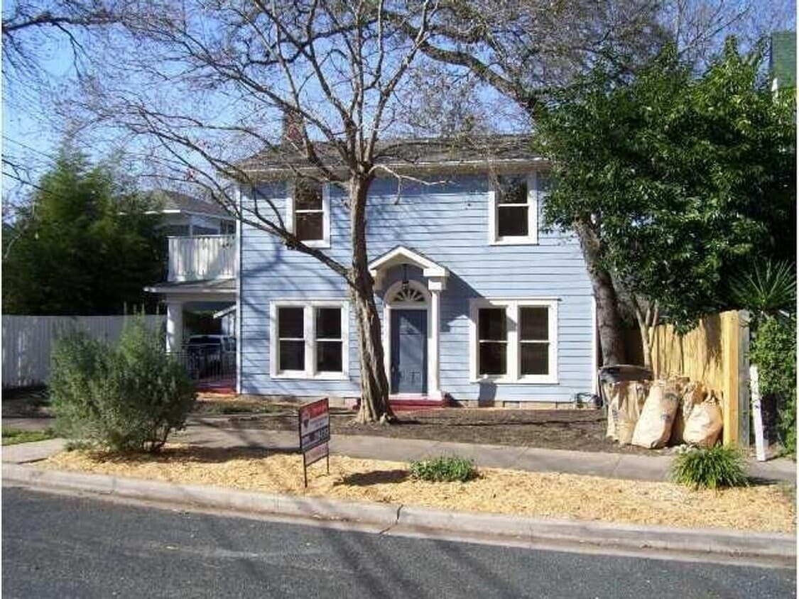 Large 4 Bedroom house with parking in North Campus - Large 4 Bedroom house with parking in North Campus