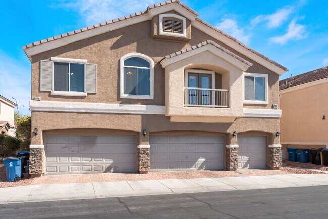 Building Photo - Gated Community Townhome 2 bedroom, 2 bathroom, 1 car garage