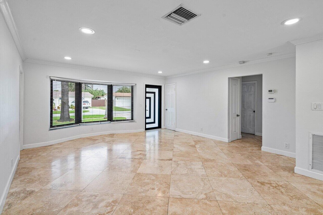 Foto principal - 1124 NE 4th Ct