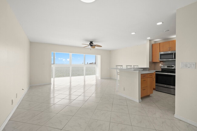 Building Photo - 400 Wilma Cir