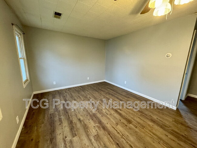 Foto del edificio - 246 Broadway St