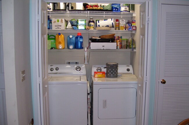 Foto del edificio - Immaculate End Unit Townhouse