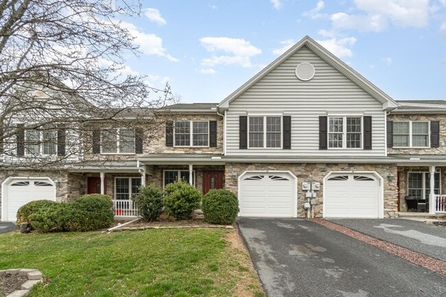 Building Photo - Welcome to this 3 bedroom, 2.5 bathroom to...