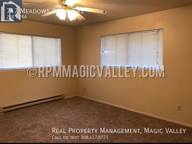 Building Photo - 747 Meadows Dr