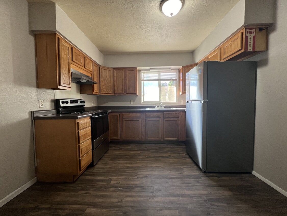 Kitchen - 215 Miriam Dr