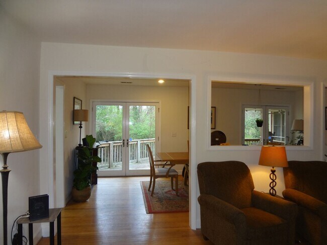 Foto del edificio - Brick Ranch with Private Deck Near UNC Hospitals