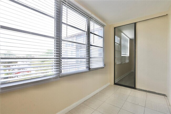 Building Photo - 2821 Somerset Dr