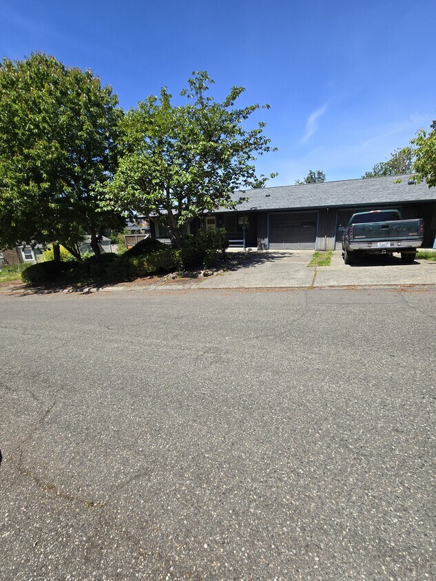 Primary Photo - 2542 Fir Ave