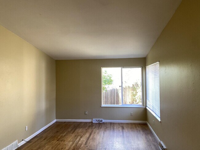 Foto del edificio - "Charming 3-Bed Oasis with 2 Full Baths in...