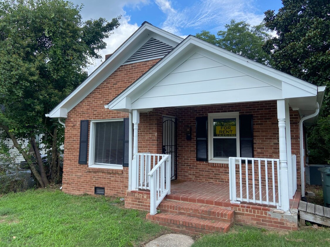 Primary Photo - 2 Bedroom, 1 Bathroom House in Greensboro!