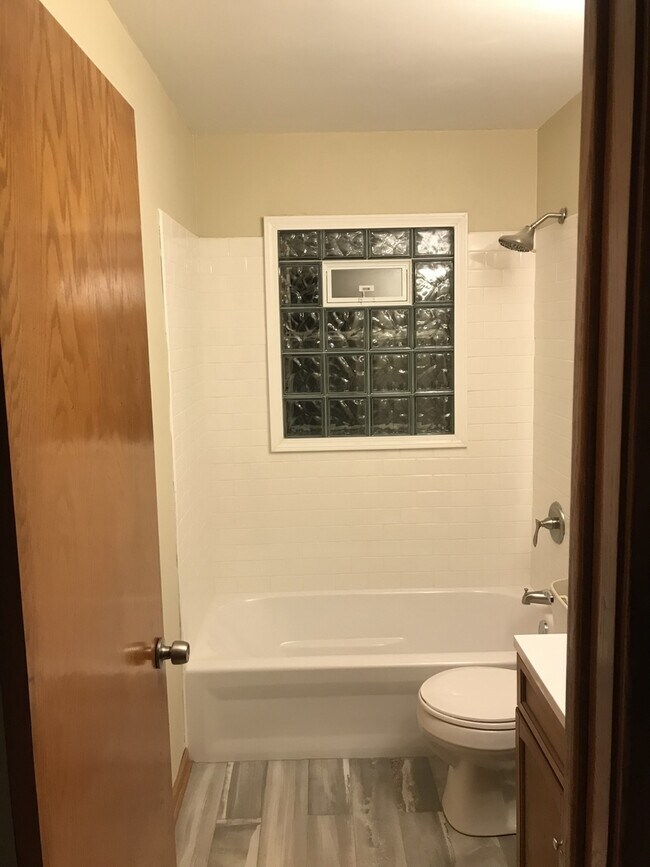 Building Photo - Amazing 4 Bedroom 2 Bath Home in South St....