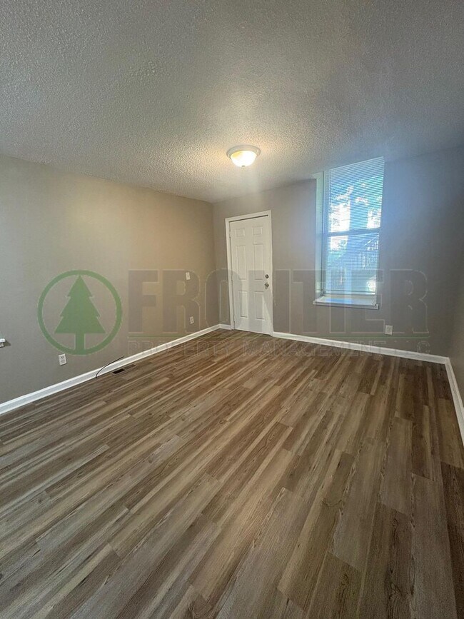 Foto del edificio - 1717 S Tucker Blvd