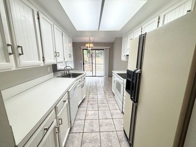 Building Photo - Cute 3 Bedroom Home in Portland!