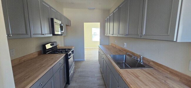 Building Photo - Cozy 2 bed 1 bath in Trona - Housing Choice Voucher Welcome