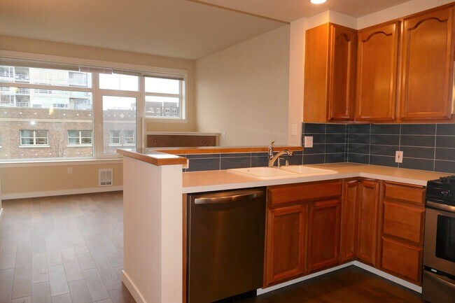 Building Photo - Gorgeous 1 Bedroom + Den Belltown Condo wi...