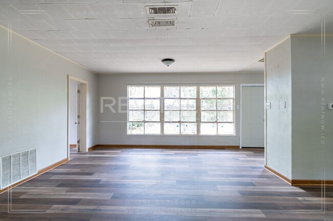 Building Photo - Newly Renovated 4 Bed / 2 Bath Home in Mob...