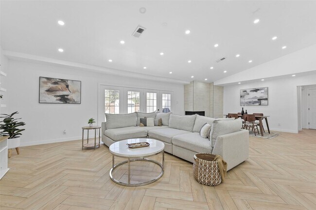 Foto del edificio - 3215 Whitehall Dr