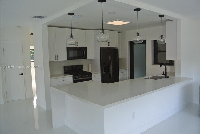 Building Photo - 10230 Dolphin Rd