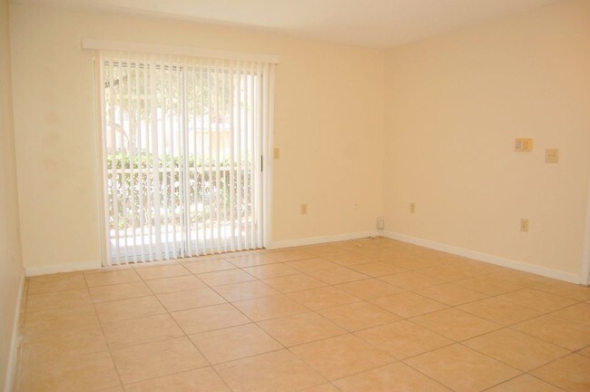 Building Photo - 9481 Highland Oak Dr