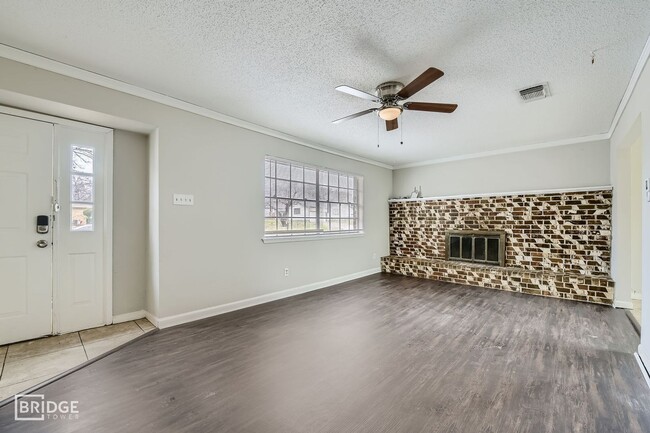 Building Photo - 1401 Paris Dr