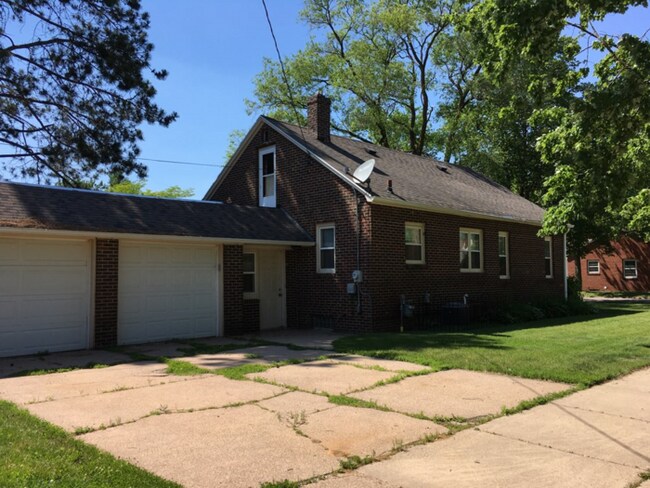Building Photo - Very well maintained updated house for rent