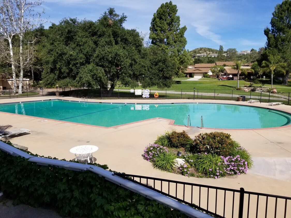 Pool and golf course behind - 19120 Avenue of the Oaks