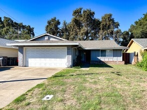 Building Photo - 432 Holland Dr