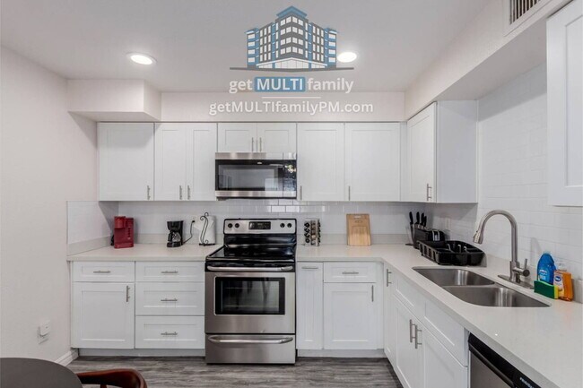 Building Photo - 515 W Pebble Beach Dr