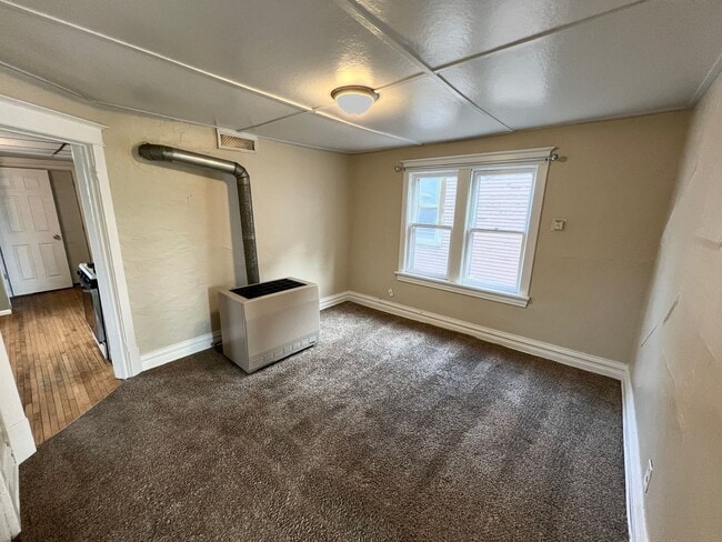 Building Photo - AVAILABLE JUNE - Upper 2 Bed 1 Bath in Billings Park Superior