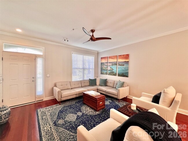 Building Photo - 833 W 4th St