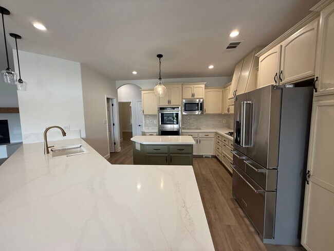 Foto del edificio - Stunning NW Bakersfield Home