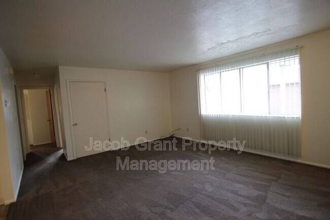 Building Photo - 2136 St Clair Rd