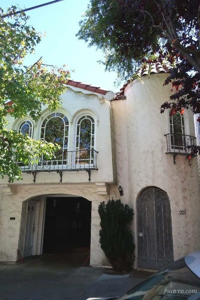 Building Photo - 221 Fair Oaks St